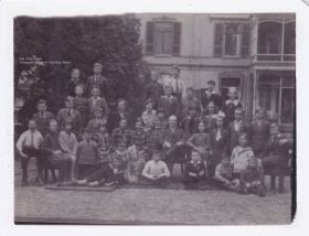 Leerlingen en leerkrachten Oranjeschool 1952 FB 14-11-2014 en site 28-9-2017.jpg