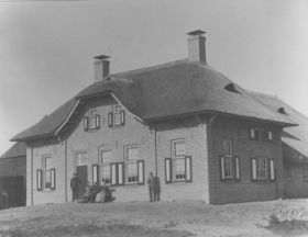 Boerderij Oud MIddachten in rond 1910met fam. Wunderink.jpg