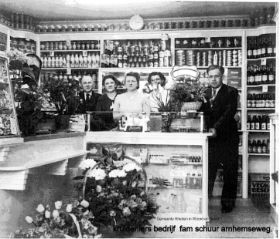 Familie schuur in de winkel arnhemseweg 15 met GRWB op FB 26 nov. 2014.jpg