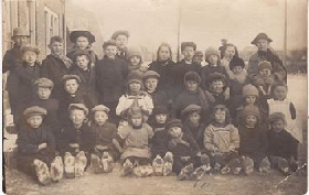 Kindergroep rond 1922 Emmaweg Rheden FB-21-2-2-14 en site 5-4-2017.png
