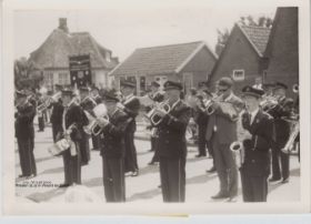 Rhedens Fanfare Corps bij hoek Methorsterweg Rheden FB 29-12-2013 en site 17-10-2017 met RWB.jpg