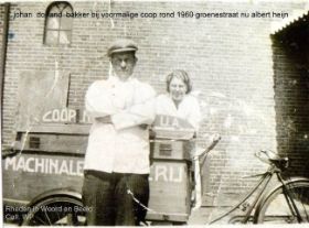 Bakker Dorland met vrouw en bakkerswagen in Groenestraat 80 FB 20 juli 2015.jpg