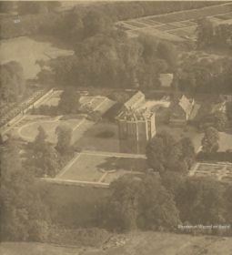 Luchtfoto jaar onbekend mogelijk begin rond jaren negentig van Kasteel Middachten de Steeg op FB 13 jan. 2015 met RWB en WP.jpg