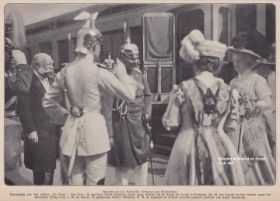 Keizerlijk bezoek De Steeg 10 augustus 1909 aankomst Keizerlijk paar bij Station De Steeg FB 18 maart 2015 met RWB en WP.jpg