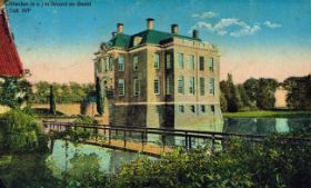2-1 Kasteel Middachten met stenen brug en bruggetje over slotgracht in omstreeks 1904 FB 7 juni 2016.jpg