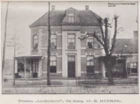 Pension Lindenhoven De Steeg van G.E. Hupkes in rond 1901 FB 17 sep. 2016.jpg