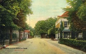 Hoofdstraat De Steeg 1915 rechts Wapen Athlone gezien richting dorp Rheden (1).jpg