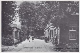 Binnenweg Ellecom met links de Lindelaan in omstreeks 1932 FB 5 aug. 2016.jpg