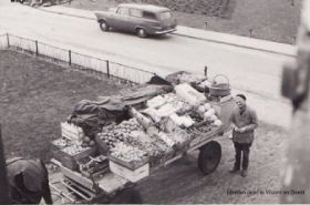 Appie gereed om te gaan bezorgen met paard en wagen FB en site 1-8-2017.jpg