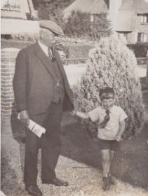 FB 18 dec (1). 2014 Foto met de Van Hasselt met Tjoe 1936 bij zijn woning Rozenbosch .jpg