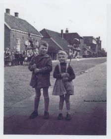 Twee kinderen met Palmpasenstok Wilhelminaweg rond 1950 FB en site 30 jan 2015 met RWB.jpg