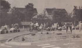 Verkeersplein Dierense Speeltuin jaren zestig FB 18 april 2015 met RWB en WP.jpg