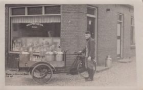 Arend Jansen 1947 met melkwagen site 29-1-2017.jpg