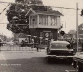 Spoorovergang en spoorhuisje Wilhelminaweg in rond 1969 FB en site 8-10-2017.jpg