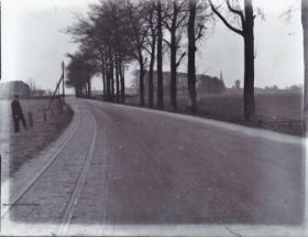 Doesburgesdijk 1908 rechts tussen 1e en 2e boom Martinitoren en FB en site 4-3-2017.jpg