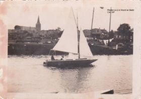 Zicht op Dieren omstreeks 1930-1935 zeilboot mijn schoonvader met hoogstwaarschijnlijk Slik de schilder, waren twee vrienden. FB 13-1-2017.jpg