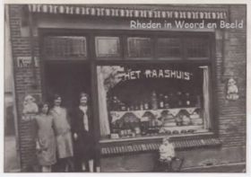 FB 30 dec. 2014 Kaaswinkel Wensink Kerkstraat 19 uit of omstreeks 1927.jpg scan 2 op 30 dec. 2014 met RWB op site 22 jan. 2015.jpg
