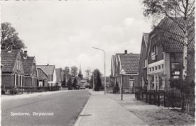 Dorpsweg Spankeren omstreeks 1962 met naam WP.jpg