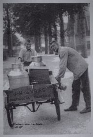 MelkboerJan Hendrik de Vries met zoon op bakfiets met melkbussen  in 1939 in de Dorpstraat FB 22 jan. 2016.jpg