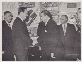 Prins Bernard bij Edy stand Jaarbeurs Utrecht 1953 FB 27 sep. 2015.jpg