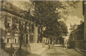 Links villa mw Vietor omstreeks 1924 rechts Pastorie en bakkerij Bosman en marktpleintje met naam WP.jpg