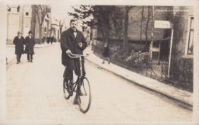 Dhr Wessels op fiets in Hogestraat mogelijk jaren 30 FB en site 27-3-2017.jpg