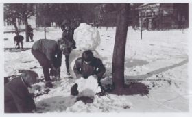 Sneeuwpret tuin Kettelaar 1957-1958 met GRWB FB 21 nov. 2014.jpg