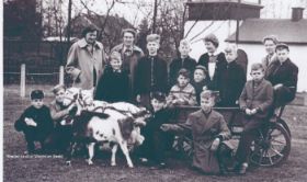 Foto omstreeks in of 1958 van groep jongeren kindertehuis Kettelaar Ellecom met bokkenwagen FB jan. 2014 en site 8-10-2017.jpg