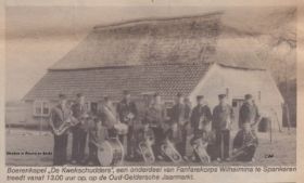 Kwekkeschudders onderdeel muz. ver. Wilhelmina Spankeren op Oud Gelderse Jaarmarkt 1983-1884 FB 18 2015 met RWB en WP.jpg