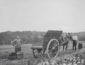 FB 11 jan. 2015 oom Gerrit Pieper en jonge Gerrit nu 85 achter Geldershof akker Hof te Dieren bij Boswachterswoning Van Voorst.jpg