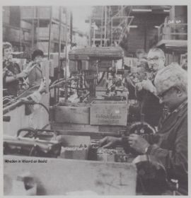 In 1975 een kijkje binnen bij Gazelle met RWB en WP op FB en site 30 jan. 2014 komt uit gem. blad rond 1976.jpg