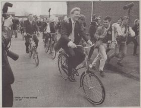 april 1999 fietste Prins Willem Alexander  op de 10.000.000ste Gazelle-fiets FB 27 sep. 2015.jpg