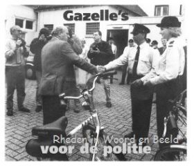 Koek geeft politie Gazelle fietsen mei 1996 FB 23 febr. 2015 met RWB.jpg