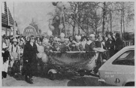 Carnaval febr. 1977 optocht mogelijk Tellegelaan-Wilhelminaweg FB 13-14 febr. 2015 De Noler febr. 1977 met RWB en WP.jpg