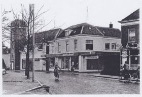Kerkallee en Scoolstraat met voorm. melkfabriek rond 1980 met RWB en WP op FB 22 jan. 2015.jpg