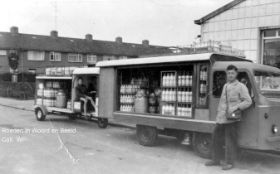 Met oude en nieuwe vervoermiddelen voor de winkel Broekveldseweg 49 FB 17-05-2015 RWB.jpg