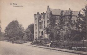 Gemeentehuis nog zonder tramrails in rond 1906 FB 20 april 2016.jpg