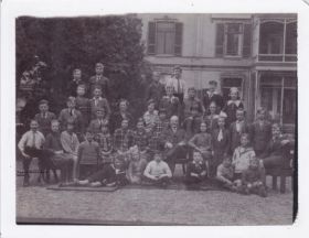 Klasfoto Oranje Nassauschool Velp omstreeks 1952 op site met RWB en WP.jpg