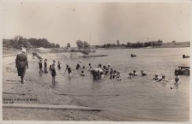 Kinderen van het rivierhuis De Steeg zwemmen in IJssel FB 18 nov. 2015.jpg