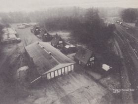 GSM remise en omgeving 1988 remise GTW en 4 Zweedse woningen in 1988. Toen had de GSM de bedoeling de remise te verplaatsen naar het terrein op de hoek van de Doesburgsedijk en de Burg.jpg