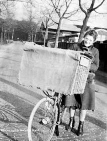 Zus Meeuwissen brood bezorgster bij spooroverweg Havelandseweg bij Meteoor website 20-9-2017.jpg