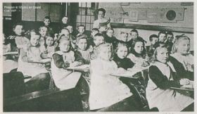 3e en 4e klas van juffrouw Lans  school De Steeg, 1913. Welke het is, is onduidelijk. In 1907 kwam de Chr. School aan de Diepesteeg en hoogstwaarschijnlijk is het deze school FB 14 sep. 2015.jpg