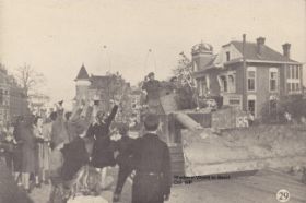 Canadeezen Bevrijders Hoofdstraat Velp bij Postkantoor-ABN bank en Overbeeksingel 16 april 1945 FB 11 april 2015 met RWB en WP.jpg