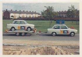 Wiite Daf met autoambulance en daarop witte Daf in Vogelplantsoen FB 10 aug. 2016.jpg