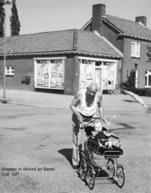Op achtergrond vd Bijl Spar winkel in de buurtweg  in wandelwagen jw mennink jr FB 20 maart 2016.jpg