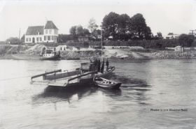 Veerhuis IJssel en pontveer rond 1922 FB en site 31-10-2017 RWB.jpg