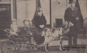 Gezinnetje met bokkenwagen in Arnhem op stap rond 1926 FB 20 maart 2016.jpg