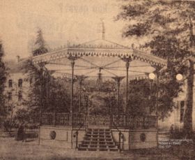 De muziekkapel op het Velperplein met bijnaam de Bloempot in omstreeks 1914 (2) FB 28 jan. 2016.jpg
