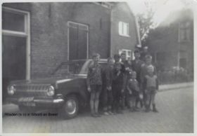 Lagestraat voor het huis groep kinderen FB 23 juni 2016.jpg