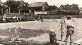 Zwembad met achtergrond woningen Lagestraat. jaren 50-60 site 18-9-2017.jpg